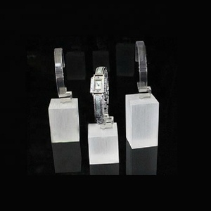 亚克力<span class=keywords><strong>C</strong></span>环手表架展示架柜台零售商商店手表架 - Product Image 4