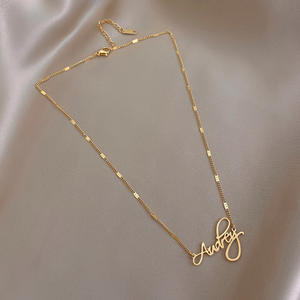 Collier pendentif initial <span class=keywords><strong>Audrey</strong></span> réglable en acier titane plaqué or, chaîne avec lettre <span class=keywords><strong>Audrey</strong></span>, collier ras du cou - Product Image 2