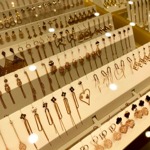 יוקרה 18 קארט מצופה זהב 18 קראט סט תכשיטים אופנתיים צמיד טבעת עגילים עם עיצוב פרח בר מזל - Product Image 2