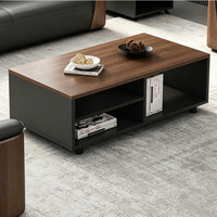 Table basse de bureau moderne avec étagères de rangement ouvertes, plateau en bois de noyer et structure noire, idéale pour les zones de réception