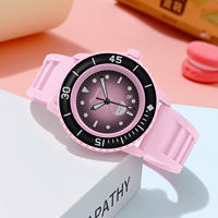 Montre-bracelet pour filles, couleur bonbon, mignonne et charmante, style Vogue, vente en gros, bracelet en silicone, boîtier en alliage, mouvement à quartz, meilleure vente, pas cher