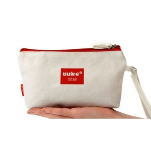 Sac de voyage cosmétique en toile écologique personnalisé avec fermeture éclair, logo et motif lettres sur mesure - Product Image 1