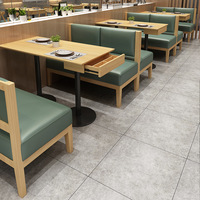 Ensemble de mobilier commercial pour restaurant, café, pâtisserie et snack-bar : banquette, table et chaise en bois massif et structure métallique