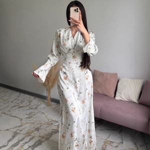 Nuovo Abito Lungo in Raso Floreale Stile Francese Chic Primavera 2026, Elegante con Scollo a V, Vita Stretta e Maniche Svasate, Vestito da Sera Bianco - Product Image 2
