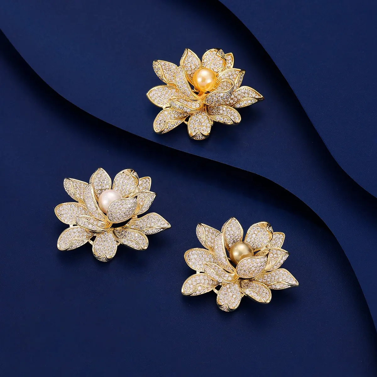 Broche de lujo ligero elegante SUYU para mujer, broche de flor dorada de circón con incrustaciones de cobre exquisito Popular de loto