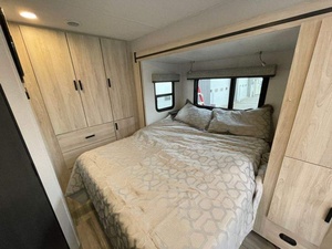 Autocaravana de Lujo Blanca USADA BARATA, Nueva 2023, Forest River Sunseeker, para 4-6 Personas, Emisión Euro 5, Carga Útil de 11000 kg - Product Image 2