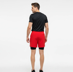 Shorts sportifs pour homme en tissu tricoté polyester à séchage rapide, à taille mi-haute, à carreaux rouges, avec poches zippées, cordon de serrage et logo frontal. - Product Image 2