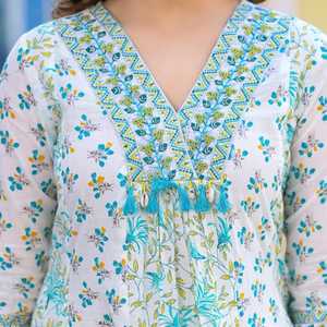 Pantalon Kurta en coton imprimé et Dupattas avec imprimé floral pour femmes et filles Tissu lourd de haute qualité pour vêtements ethniques pour femmes - Product Image 3