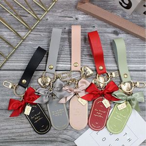 Elegante Llavero de Cuero PU con Lazo y Etiqueta con Letras Doradas, Colgante de Corazón con Estilo para Mujeres y Niñas, Bonito Adorno para Bolsos - Product Image 1