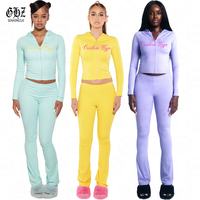 Ensemble de survêtement 2 pièces pour femme avec logo personnalisé, haut court à capuche zippé et pantalon évasé, couleur unie, coupe ajustée, style décontracté