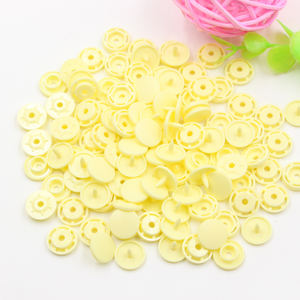 Amarillo T3 T5 T8 POM Sujetadores de botón a presión de plástico con estilo de vástago para ropa de bebé Cuentas Decoración Técnicas de chapado - Product Image 1