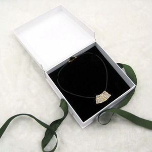 Boîte magnétique personnalisée à logo, pliable, en microfibre verte, avec boucle métallique ovale, pour bijoux, ensemble de pochettes, emballage cadeau, très demandée. - Product Image 5