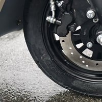Moto électrique sur mesure avec siège ergonomique et maniabilité précise pour une conduite longue durée sans fatigue