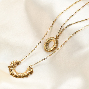 Collier double couche plaqué or 18 carats avec pendentif soleil et lune, design géométrique, pour usage quotidien, bijou cadeau - Product Image 3