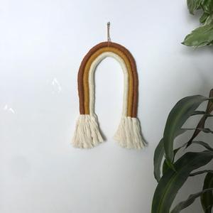 Arcoíris de macramé artesanal con colores tierra - Product Image 1