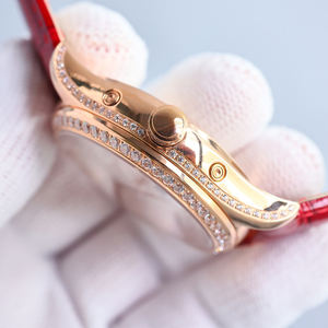 Montre élégante à cadran serti de diamants de couleur rouge héme, mouvement automatique avec grand calendrier annuel, idéale pour les soirées cocktails - Product Image 3