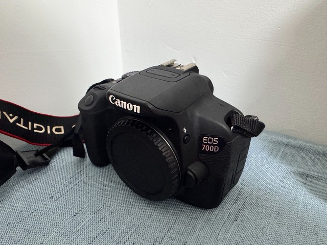 Good Condition Cannon EOS 700D 18.0 MP Used Digital Cameras