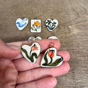 WEGOODZF <span class=keywords><strong>Pendentif</strong></span> Breloque pour Chaussures en Laiton Plaqué Or, Forme Cœur Fleur, avec Design Imprimé Coloré et Émail Peint à la Main, pour DIY - Product Image 3