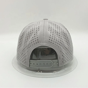 Casquette de baseball sportive personnalisée en usine, imperméable, 5 panneaux, vierge, perforée, avec corde et logo personnalisé en caoutchouc/PVC - Product Image 3