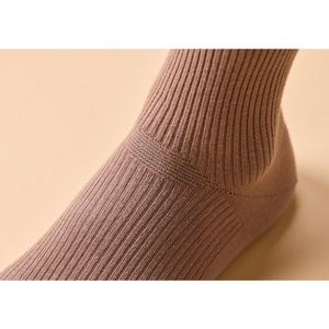 Chaussettes en coton premium pour femmes, longueur mi-mollet, avec talon antidérapant et design côtelé breveté anti-plis à 90 degrés - Product Image 6