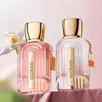 Vente en gros de flacons de parfum en verre transparent de luxe de haute qualité de 100 ml, forme carrée rayée unique, vaporisateur à pompe, couleur personnalisée, ODM personnalisé