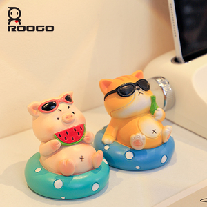 ROOGO Venta al por mayor <span class=keywords><strong>de</strong></span> gafas <span class=keywords><strong>de</strong></span> sol <span class=keywords><strong>de</strong></span> poliresina ecológicas hechas a mano con diseño <span class=keywords><strong>de</strong></span> animales <span class=keywords><strong>de</strong></span> verano: cerdo comiendo sandía y gato gordo con bebida - Product Image 1