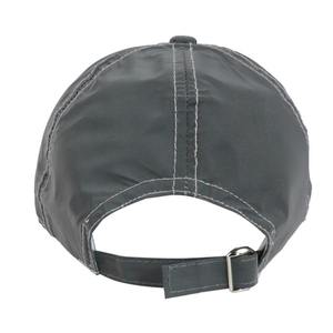 Elegante gorra de béisbol gris de alta reflexión con diseño único de choque púrpura logotipo personalizado gorra duradera - Product Image 2