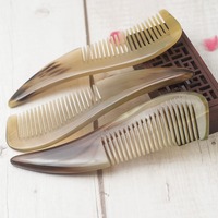 Vente en gros Peigne en corne de buffle naturel pour le toilettage des cheveux des femmes Peigne démêlant antistatique avec massage du cuir chevelu pour des soins sains