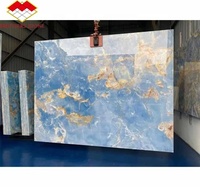 Pierre de marbre onyx bleu moderne avec panneau rétroéclairé LED, dalle d'onyx translucide naturelle pour mur, sol et escalier de salle de bain