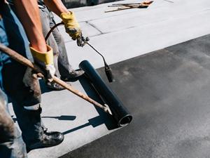 غشاء عازل للماء عالي الجودة من البيتومين المعدل SBS ذاتي اللصق بسماكة 2 مم و3 مم، مقاوم للماء مع ضمان لمدة 5 سنوات - Product Image 4