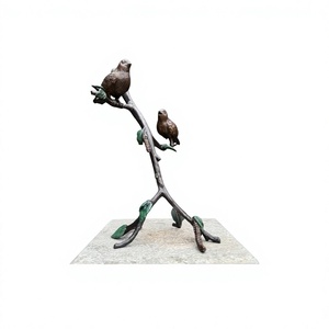 Escultura de pájaros de hierro fundido a mano sentados en una rama, acabado bronce, para decoración de jardín, adornos metálicos de estilo vintage. - Product Image 1