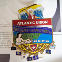 Broche à chaîne en alliage de zinc émaillé LGC personnalisée 2024 avec breloques drapeau pour événement