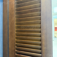 Porte intérieure à double volet avec finition grain de bois, volet de ventilation à lattes complètes, porte double battante en bois