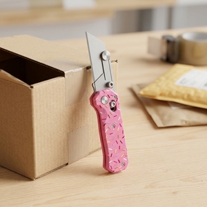 มีดพับเปลี่ยนใบมีดเร็ว Pink Quick-Change 2026-Pink สำหรับตัดกระดาษ วอลเปเปอร์ และหนัง - Product Image 1
