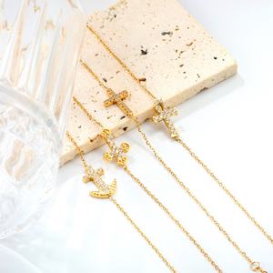 Bracelets en gros personnalisés avec breloques croix en zircon et diamant délicats, bijoux en acier inoxydable plaqué or 18 carats pour femmes - Product Image 1