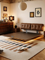 Lit flottant italien en cuir véritable de style mid-century avec tête de lit capitonnée en forme d'oreille d'éléphant et éclairage LED, mobilier de chambre à coucher