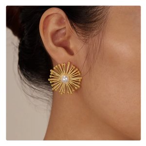 ต่างหูดอกแดนดิไลออนสแตนเลสสตีลเคลือบทอง 18K PVD ประดับมุกตรงกลาง |   เครื่องประดับแฟชั่นผู้หญิงสุดฮิต ป้องกันการแพ้และไม่ซีดจาง - Product Image 1