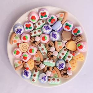 مبيع بالجملة مشابك شعر مصنوعة يدويًا من الراتينج وصديقًا على شكل كعكة وملحقات ثلاثية الأبعاد على شكل كعكة - Product Image 1