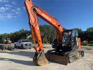 Excavatrice d'occasion HITACHI ZX135 de 13,5 tonnes, d'origine japonaise, à queue courte, avec pièces de rechange, certifiée EPA et CE - Product Image 4
