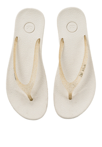 Sandalias de gelatina color crema para mujer con plantilla contorneada para la playa y uso diario - Product Image 5