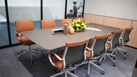 Table de conférence multi-niveaux en contreplaqué marin, design modulaire, construction bois+acier pour les salles de réunion de bureau