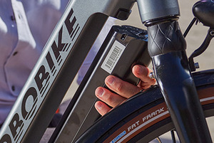Vélo électrique urbain pour <span class=keywords><strong>homme</strong></span>, élégant, avec fourche droite, moteur central Bafang hydraulique 250W, batterie dissimulée Samsung, 7 vitesses et grandes roues - Product Image 4