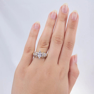 Anello Marquise Bicolore con Sei Punte, Design Elegante per Donne - Product Image 2