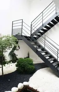 Projeto contemporâneo de escadas em ferro forjado para escadas de metal em mármore ao ar livre, corrimão em aço