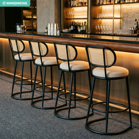 Tabouret de bar moderne en rotin avec dossier, structure en métal noir, coussin rembourré, hauteur de comptoir, pour café, restaurant, bar