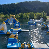 Parc aquatique gonflable géant avec jeux, parcours d'obstacles aquatiques, toboggan gonflable et murs d'escalade pour enfants et adultes