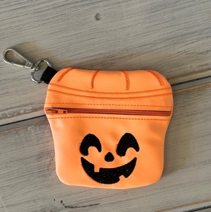 Graziose Mini Borse a Tema Halloween con Disegni di Zucca, Strega e Fantasma, Realizzate in Tessuto Resistente con Chiusura a Cerniera e Gancio con Clip - Product Image 3