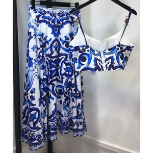 Completo Estivo da <span class=keywords><strong>Donna</strong></span> Americano, Nuovo Top con Bretelle e Gonna a Stampa Ceramica Blu e Bianca, Casual e Sexy - Product Image 4