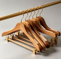 Cintre de penderie en bois massif (noyer, hêtre, lotus) antidérapant avec pince à costume, pour rangement domestique, armoire, hôtel, avec logo personnalisé