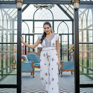 จั๊มพ์สูทปักลายสไตล์โบฮีเมียนสีขาวสำหรับผู้หญิง คอวี แขนระบาย ชุดรอมเปอร์ฤดูร้อน สไตล์โบฮีเมียน ชุดใส่เที่ยวพักผ่อน สีขาว ปักลายสไตล์โบฮีเมียนสีขาว - Product Image 1